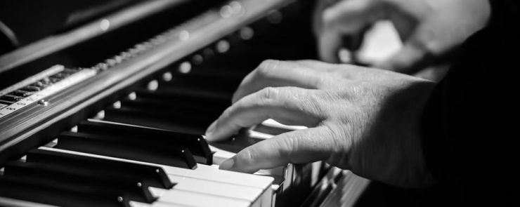 Meet American Pianist Evan Holiday