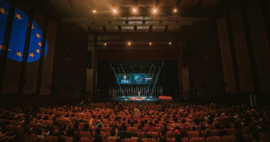 كلنا نتحدث عن الشباب لكن لا يوجد من يتحدث مع الشباب